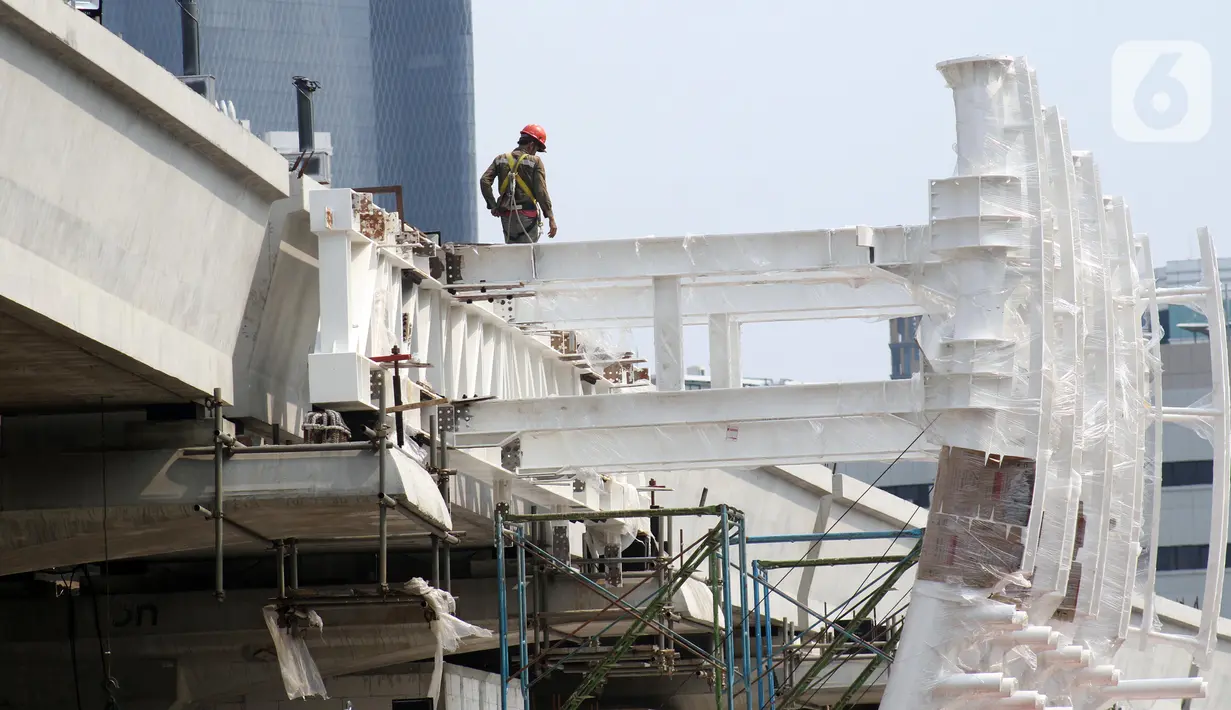 Pekerja melakukan aktivitas pemasangan penyangga Stasiun LRT di Jalan HR Rasuna Said, Jakarta, Sabtu (30/11/2019). Per 22 November 2019, progres pembangunan lintas dua rute Cawang- Dukuh Atas mencapai 59 persen, dan lintas tiga rute Cawang-Bekasi Timur 60,6 persen. (Liputan6.com/Helmi Fithriansyah)