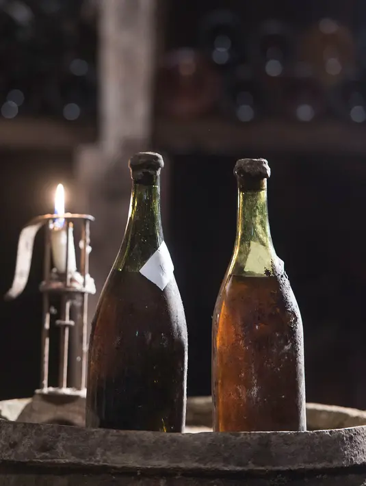 Dua botol anggur "Vin Jaune" tahun 1774 terlihat di Arbois, Perancis timur (22/5). Tiga botol anggur produksi tahun 1774 akan dijual pada 26 Mei 2018, selama lelang. (AFP Photo/Sebastian Bozon)