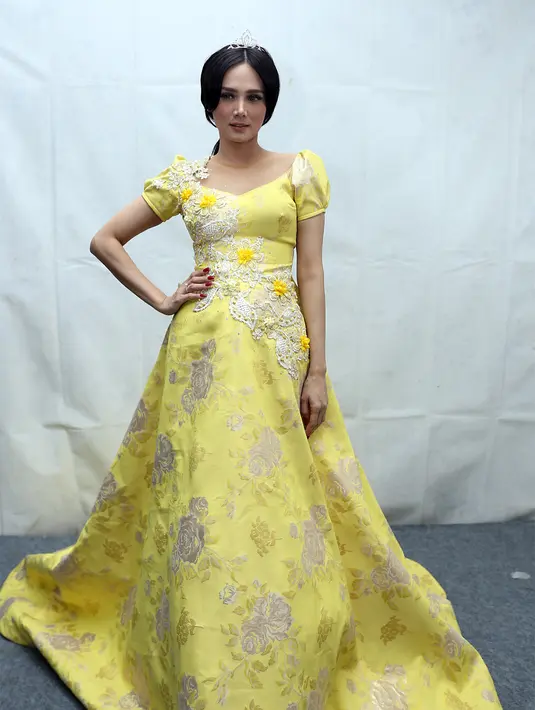 Meski sang suami menganggap kejadian (video) tersebut sebagai bentuk ngidam sang istri, Mulan Jameela nampak dapat terus menjalankan aktifitasnya. Salah satunya dengan kehadirannya di ajang Mom and Kids Awards ini. (Andy Masela/Bintang.com)