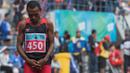 Atlet Papus, Zeth Karawen Baransano, melakukan selebrasi usai memenangi nomor 200 meter T +37 putra pada Peparnas XV di Stadion Gelora Bandung Lautan Api, Bandung, Kamis (20/10/2016). (Bola.com/Peksi Cahyo) 