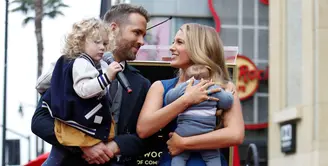 Ryan Reynolds menikah dengan Blake Lively secara diam-diam pada September 2012. Mereka pun miliki dua anak bersama. (Huffington Post)
