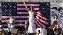 Katy Perry menyapa para pendukung Hillary Clinton saat kampanye Kandidat Presiden AS di Des Moines , Iowa , Sabtu (24/10/ 2015). Kehadiran Katy Perry membuat kampanye Hillary disambut dengan antusias oleh warga.  (REUTERS / Scott Morgan)