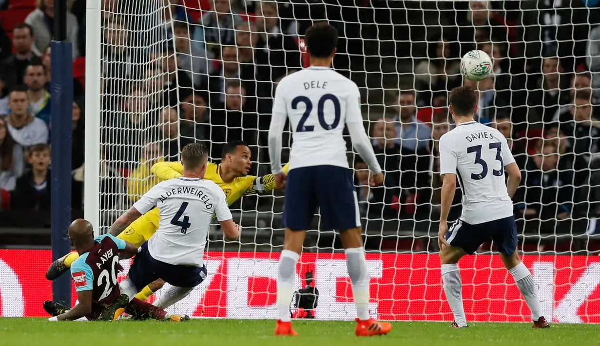 Pemain West Ham, Andre Ayew (kiri) berhasil membobol gawang Tottenham Hotspur seusai babak keempat Piala Liga Inggris di Wembley, Kamis (26/10) dini hari. The Spurs tersingkir dari Piala Liga setelah dikalahkan West Ham 2-3. (AP Photo/Kirsty Wigglesworth)