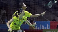 Ricky Karanda/Debby Susanto saat melawan Gloria Emanuelle/Hafiz Faizal pada perempat final ganda campuran Indonesia Open 2018 di Istora Senayan, Jakarta, (6/6/2018). Gloria/Hafiz menang 21-15 22-24 21-19. (Bola.com/Nick Hanoatubun)