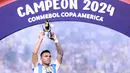 Pemain timnas Argentina, Lautaro Martinez mengangkat trofi pencetak gol terbanyak usai final Copa America 2024 melawan Kolombia di Hard Rock Stadium, Miami Gardens, Florida, pada 14 Juli 2024. (Carmen Mandato/Getty Images North America/Getty Images via AFP)