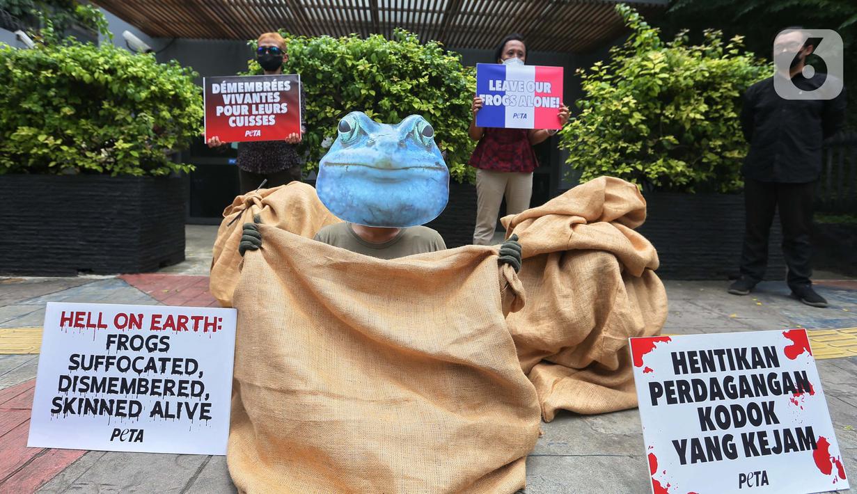 Relawan PETA (People for the Ethical Treatment of Animals) melakukan aksi protes di depan Kedutaan Besar Prancis, Jakarta, Selasa (27/2/2024). (Liputan6.com/Angga Yuniar)