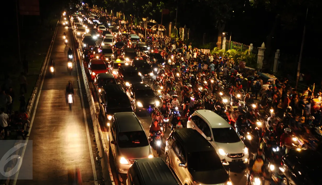 Pengendara terjebak kemacetan pasca perayaan malam pergantian tahun di Jalan Medan Merdeka Barat, Jakarta, Minggu (1/1). Ribuan warga merayakan malam pergantian tahun di sekitar kawasan Monas dan bundaran air mancur. (Liputan6.com/Helmi Fithriansyah)