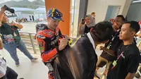 Kiagus mendapat tandatangan dari Maverick Vinales di MotoGP Indonesia 2023 (Liputan6.com/Thomas)