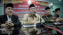 Prof. Dr. KH. Didin Hafiduddin (ketiga kiri) memberikan keterangan pers usai Rapat Pleno II Dewan Pertimbangan MUI di Gedung MUI, Jakarta, (25/11). Rapat itu membahas gerakan bela negara dalam prespektif Islam Indonesia. (Liputan6.com/Faizal Fanani)