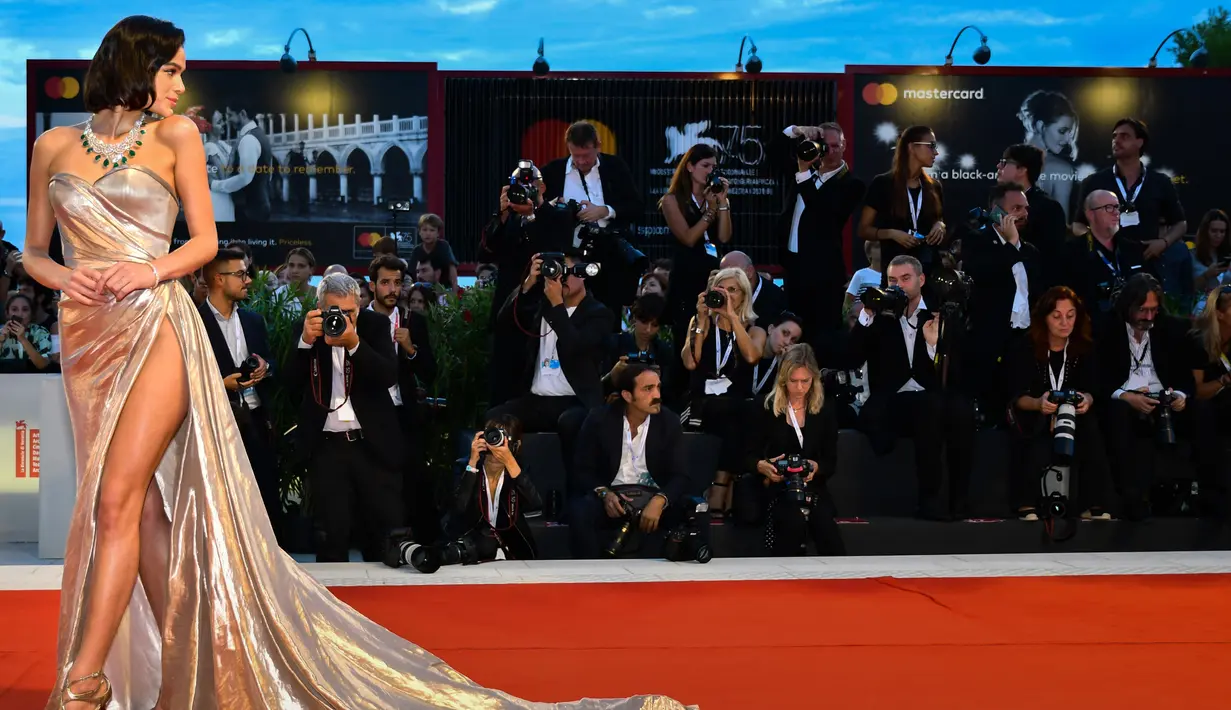 Aktris Bruna Marquezine berpose saat menghadiri pemutaran perdana film 'The Sisters Brothers' selama Festival Film Venice ke-75 di Venesia, Italia, (2/9). Bruna Marquezine merupakan model 23 tahun asal Brasil. (AFP Photo/Alberto Pizzoli)