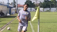 Dimas Drajad saat mengikuti latihan bersama skuad Persib Bandung hari Senin (15/07/2024). (Erwin Snaz/Bola.com)