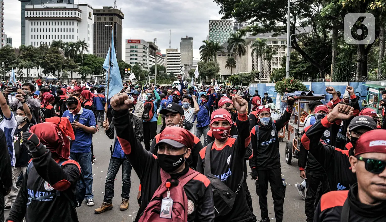 Massa buruh menggelar aksi menolak UU Cipta Kerja di kawasan Patung Kuda, Jakarta, Senin (2/11/2020). Massa buruh dari berbagai serikat pekerja tersebut menggelar demo terkait penolakan pengesahan omnibus law Undang-Undang Cipta Kerja dan upah minimum 2021. (merdeka.com/Iqbal S Nugroho)