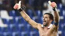 Kiper Italia, Gianluigi Buffon, merayakan kemenangan atas Israel pada laga kualifikasi Piala Dunia 2018 di Stadion Reggio Emilia, Italia, Selasa (5/9/2017). Italia menang 1-0 atas Israel. (AFP/Vicenzo Pinto)