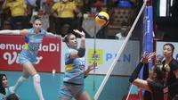 Middle blocker Bandung bjb Tandamata Shella Bernadetha Onnan melepaskan spike saat melawan Jakarta BIN pada seri pertama putaran kedua PLN Mobile Proliga 2023 di GOR Tridharma, Gresik, Jawa Timur, Jumat, 3 Februari 2023. (foto: Proliga)
