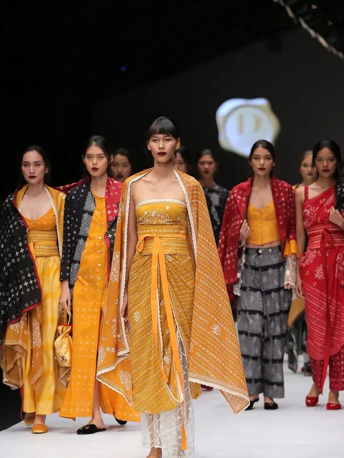4 Ksatria Dewi Fashion Knights tutup Jakarta Fashion Week 2019 dengan memukau