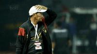 Pelatih Persis Solo, Freddy Muli,tampak kecewa usai takluk dari Kalteng FC pada laga Liga 2 di Stadion Patriot, Bekasi, Senin (13/11/2017). Persis Solo kalah 0-1 dari Kalteng Putra FC. (Bola.com/ M Iqbal Ichsan)