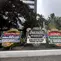 Papan ucapan dari Dedi Mulyadi didominasi warna hitam dengan rangkaian bunga berwarna putih. (Liputan6.com/Winda Nelfira)