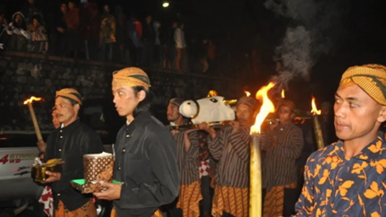 Rituas Larang Sesaji dan Kepala Kerbau
