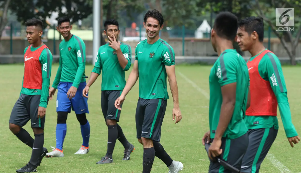 Pemain Timnas Indonesia U-23, Gavin Kwan Adsit (tengah) usai latihan di Lapangan A Senayan, Jakarta, Sabtu (17/3). Latihan ini persiapan uji tanding melawan Singapura pada 21 Maret mendatang. (Liputan6.com/Helmi Fithriansyah)