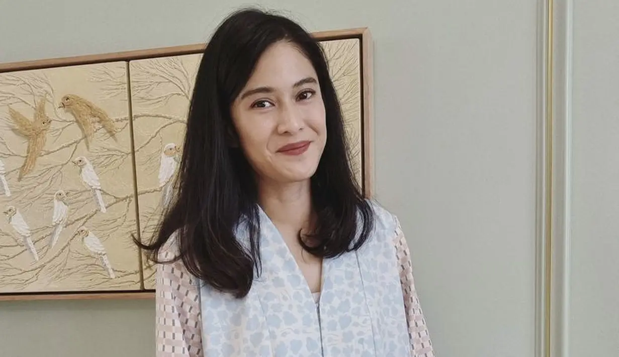 Rambutnya di bawa pundak, dengan poni sampingnya.