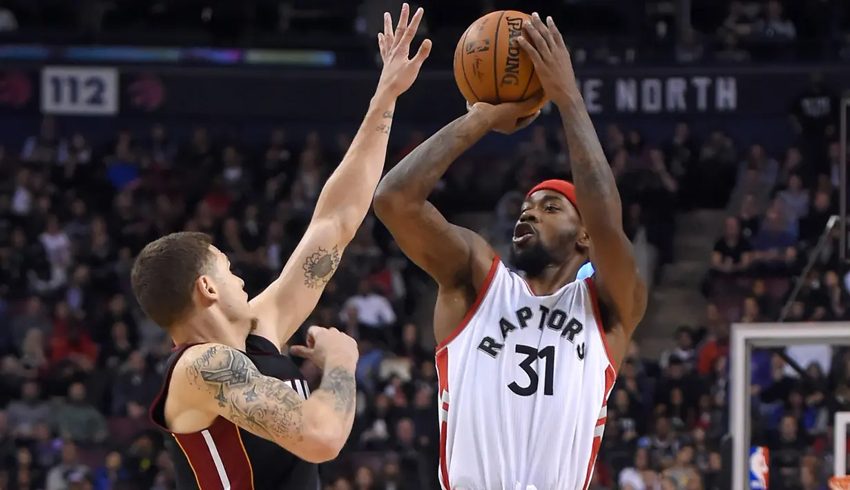 Aksi Pemain Toronto Raptors, Terrence Ross (kanan) mencoba melepaskan tembakan melewati hadangan pemain Miami Heat, Tyler Johnson pada laga NBA di Air Canada Centre, (4/11/2016). Raptors menang 96-87. (Reuters/Dan Hamilton-USA TODAY Sports)
