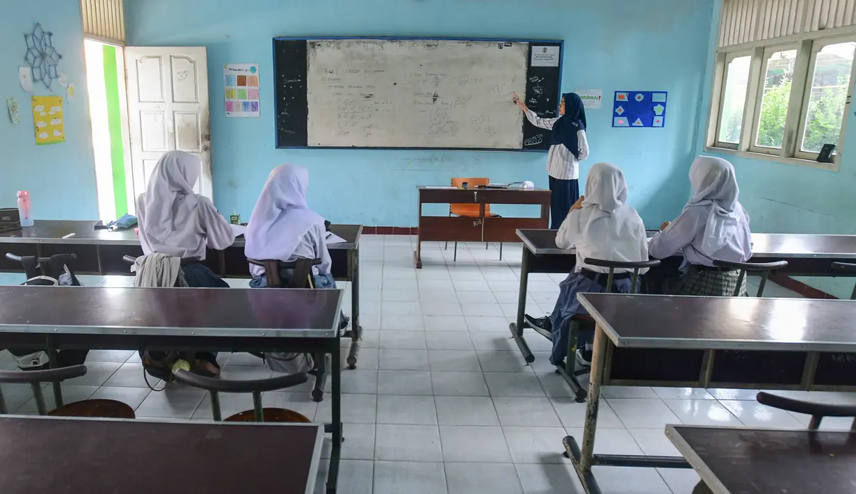Hal tersebut diduga sebagai dampak Keputusan Gubernur Jabar Nomor 463.1/Kep.323-Disdik/2025 tentang Petunjuk Teknis Pencegahan Anak Putus Sekolah ke Jenjang Pendidikan Menengah di Provinsi Jawa Barat. (merdeka.com/Arie Basuki)