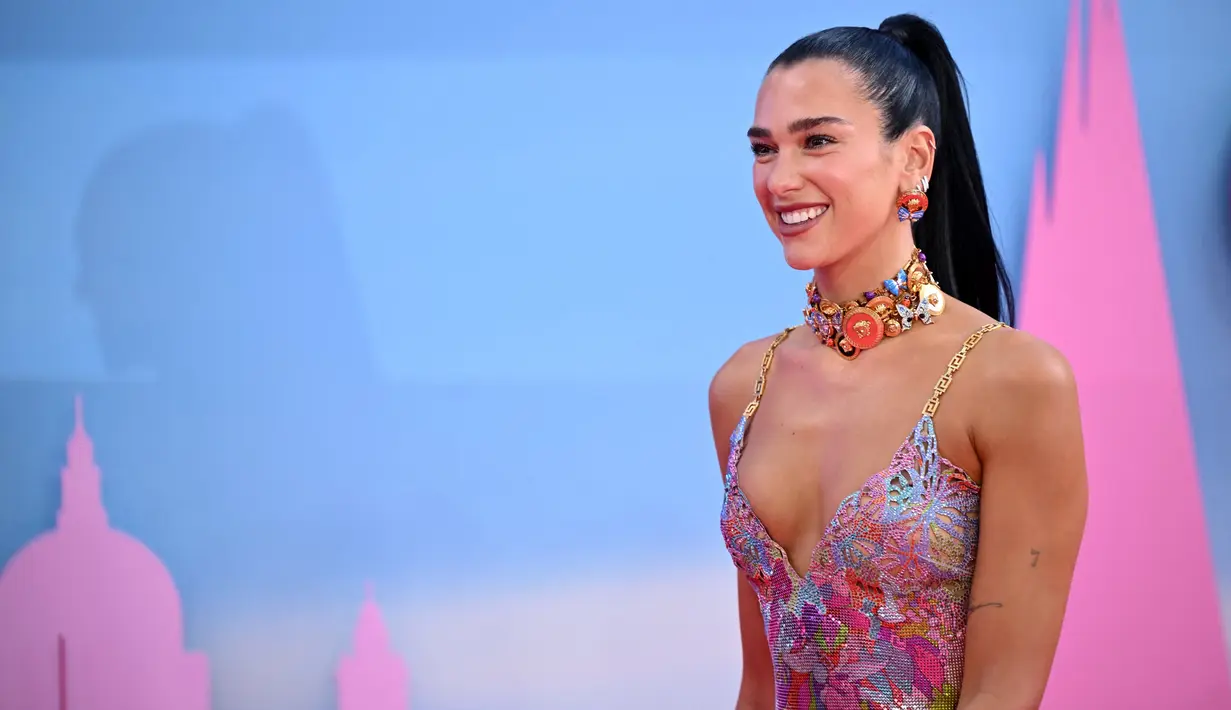 Dia juga mengenakan sebagian besar perhiasan lain dari collab La Vacanza, termasuk anting-anting Medusa yang tebal dan gelang pernyataan. (AFP/Justin Tallis)