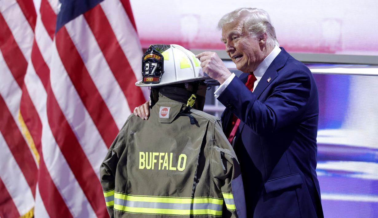Trump memuji upaya penggalangan dana yang menurutnya telah mengumpulkan $6,3 juta untuk keluarga Comperatore dan dua orang yang terluka. (Kamil Krzaczynski / AFP)