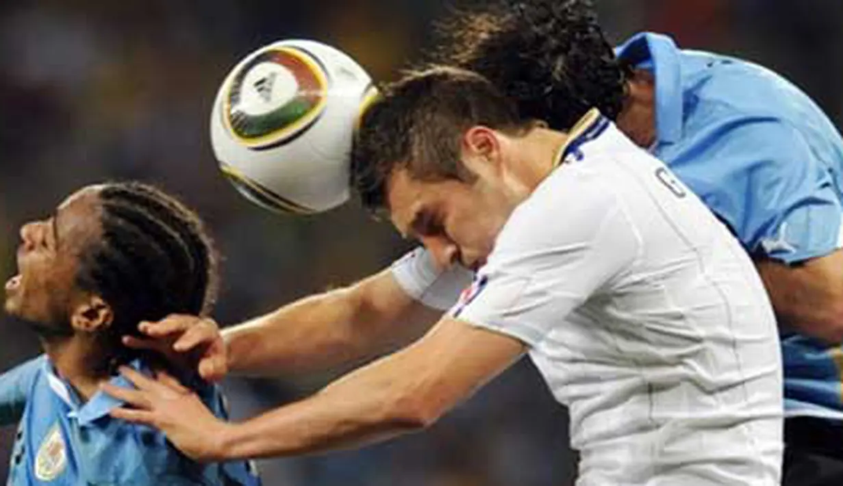 Duel antara gelandang Prancis, Yoann Gourcuff (kanan depan) dengan pemain Uruguay Alvaro Pereira (kiri) di penyisihan Grup A PD 2010 di Cape Town Stadium, 11 Juni 2010. Skor 0-0. AFP PHOTO / FRANCK FIFE 