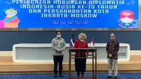 Peresmian Patung Yuri Gagarin yang menjadi tanda hubungan diplomatik antara Indonesia dan Rusia yang dihadiri oleh Gubernur DKI Anies Baswedan, Wamenlu RI Mahendra Siregar dan Dubes Federasi Rusia Lyudmila Vorobieva. (Foto: Kemlu RI)