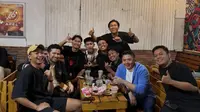 Gaya Santai Seskab Teddy Nobar Timnas Futsal di Warkop Bareng Warga Malang