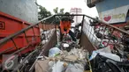 Petugas kebersihan mengumpulkan sampah di lokasi tempat pembuangan sampah sementara (TPSS), Pasar Baru, Jakarta, Jumat (25/11). Pengelolaan sampah menjadi pekerjaan rumah bagi calon gubernur DKI Jakarta yang terpilih nanti. (Liputan6.com/Yoppy Renato)