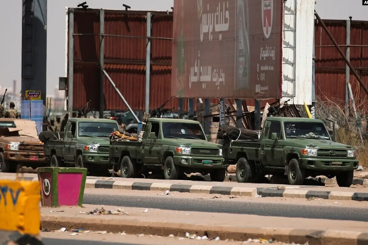 Militer Sudan dikerahkan untuk mengamankan unjuk rasa pasca kudeta militer di Khartoum, Selasa (26/10). (AP)
