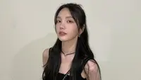 Xooos lahir pada tahun 1994 dan terpaut usia 6 tahun lebih muda dari Park Seo Joon. Selain sebagai YouTuber dan penyanyi, wanita berusia 29 tahun itu juga mencoba peruntungan akting. Dia melakukan debut aktingnya di drama KBS2 The Producers sebagai Christine pada tahun 2015. (Liputan6.com/IG/@xooos_)