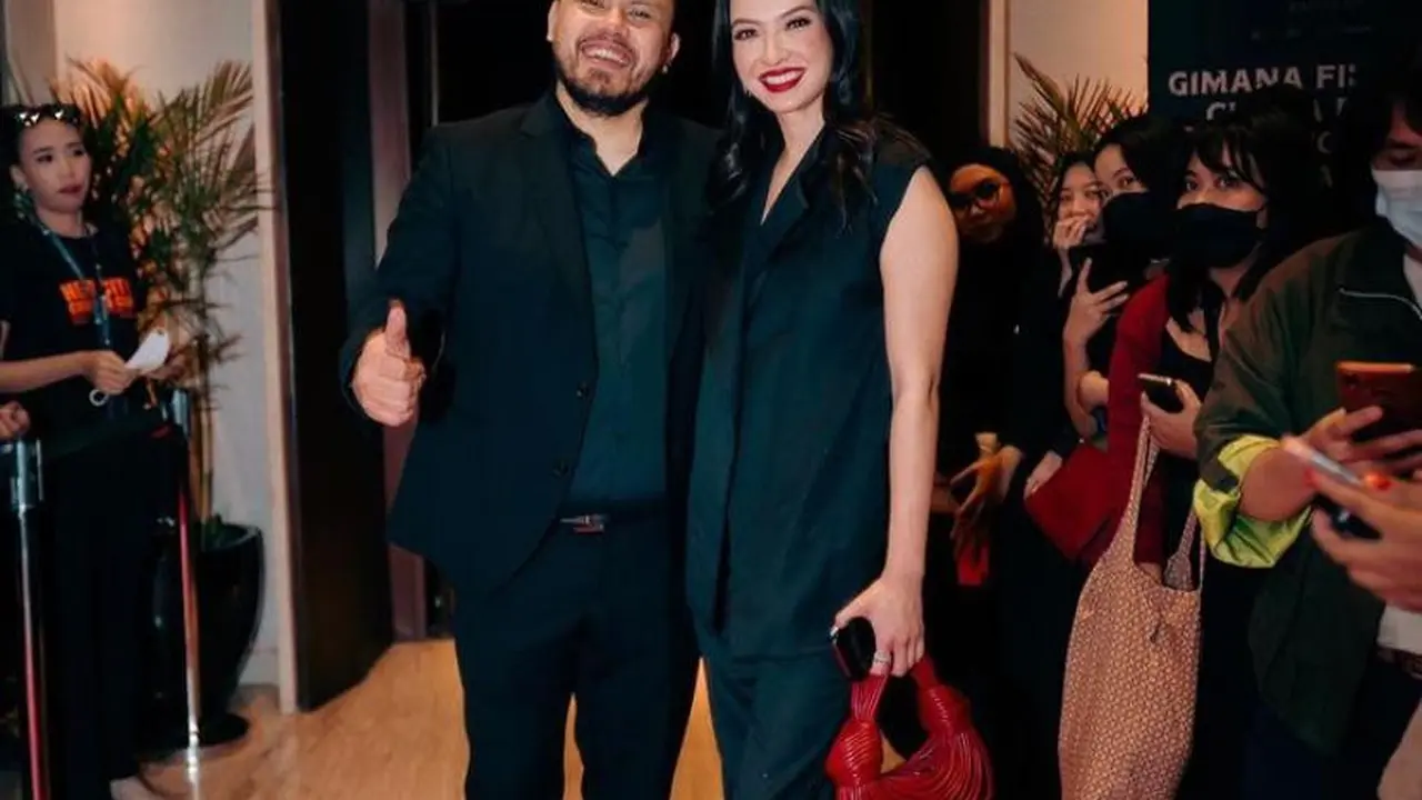 7 Tampilan Dramatis Raline Shah dengan Setelan Hitam dan Lipstik Merah Menyala di Gala Premiere Pengabdi Setan, Curi Perhatian