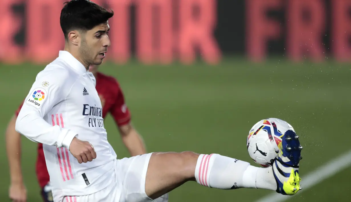 Pada menit ke-16, Marco Asensio mencoba melakukan tembakan ke arah ujung atas gawang Osasuna, namun bola hanya lewat di atas gawang sang tamu. (Foto: AP/Bernat Armangue)