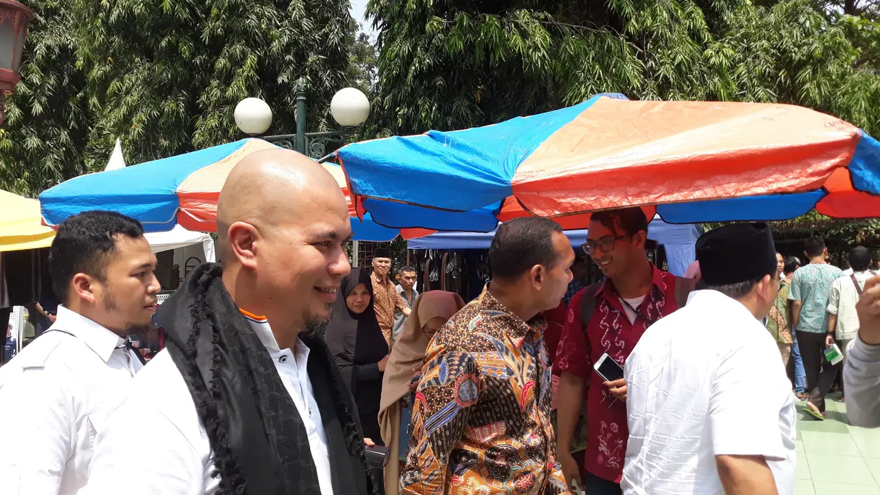Ahmad Dhani mengantar Prabowo-Sandiaga ke KPU. (Merdeka.com)