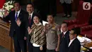 Komjen Pol Idham Aziz (ketiga kanan) melambaikan tangan saat foto bersama Pimpinan DPR dalam rapat paripurna di Kompleks Parlemen, Jakarta,  Kamis (31/10/2019). Rapat paripurna DPR menyetujui Idham Aziz menjadi Kapolri menggantikan Jenderal Polisi (Purn) Tito Karnavian. (Liputan6.com/JohanTallo)