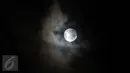 Fenomena alam Supermoon jelang tertutup awan tampak di langit Kabupaten Bogor, Jawa Barat, Senin (14/11). Fenomena ini terjadi saat bulan mencapai titik terdekat dengan bumi dalam kondisi purnama atau penuh. (Liputan6.com/Helmi Fithriansyah)