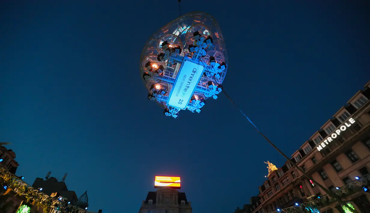 Restoran Dinner in the Sky di Brussel, Belgia (18/9/2020). Tahun ini, Restoran Dinner in the Sky menyiapkan delapan meja dengan kapasitas total 32 kursi pada ketinggian 50 meter di atas permukaan tanah, yang memungkinkan pelanggan merasakan sensasi unik bersantap di udara. (Xinhua/Zheng Huansong)