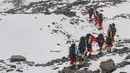 <p>Tim pembangunan jalan membuat rute menuju sebuah kamp pada ketinggian 7.028 meter di Gunung Qomolangma atau Gunung Everest di Daerah Otonom Tibet, China, Minggu (10/5/2020). Teknologi canggih akan dilibatkan dalam pengukuran kali ini. (Xinhua/Sun Fei)</p>