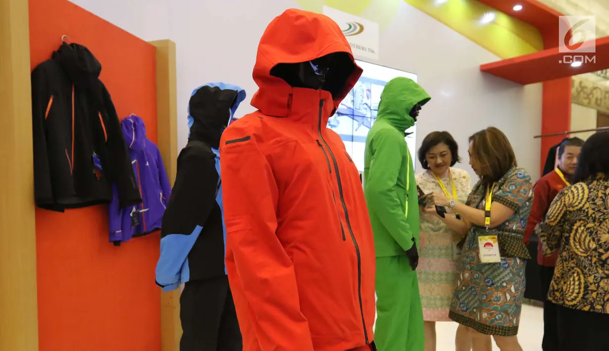 Sejumlah jaket dipajang dalam pameran Indonesia Industrial Summit 2018 di JCC, Jakarta, Rabu (4/4). Pameran ini menampilkan mulai makanan dan minuman, tekstil, pakaian jadi, otomotif hingga teknologi industri 4.0. (Liputan6.com/Angga Yuniar)