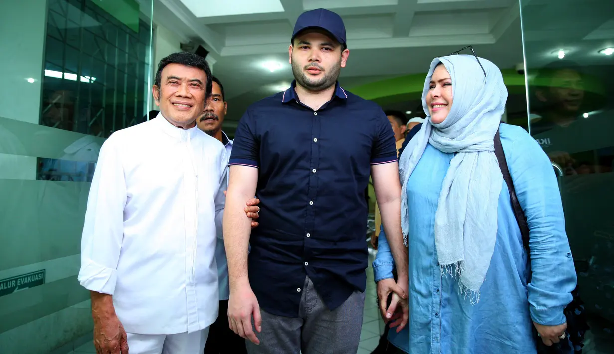 "Saya menyatakan bersyukur, alhamdulillah bahwa hari ini Ridho telah dinyatakan pulih dari rehabilitasi dan diperkenankan kembali ke rumah," kata Rhoma Irama di RSKO Cibubur, Jakarta Timur, Kamis (25/1/2018). (Nurwahyunan/Bintang.com)