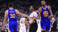 Pebasket Golden State Warriors, Kevin Durant, melakukan tos dengan rekannya Stephen Curry saat melawan San Antonio Spurs pada laga final NBA Wilayah Barat di San Antonio, Sabtu (20/5/2017). Spurs kalah 108-120 dari Warriors. (AFP/Ronald Martinez)
