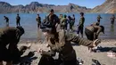 Gambar pada 11 September 2019 memperlihatkan siswa Korea Utara bermain di danau Chonji atau 'Heaven lake' saat mengunjungi kawasan Gunung Paektu di Samjiyon. 'Heaven lake' atau Danau surga ini ada di ketinggian 2.190 mdpl dan punya kedalaman 384 meter. (Photo by Ed JONES / AFP)