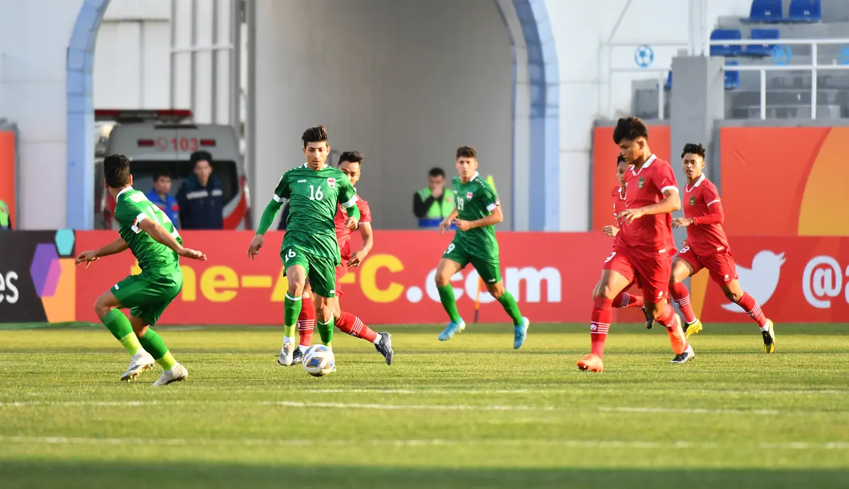 <p>Pemain Timnas Indonesia U-20, Hokky Caraka melepaskan tendangan ke gawang Irak U-20 pada laga matchday pertama Grup A Piala Asia U-20 2023 di Lokomotiv Stadium, Tashkent, Uzbekistan, Rabu (1/3/2023). (the-afc.com)</p>