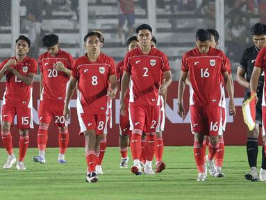 Beberapa pemain Timnas Indonesia U-22 sesaat sebelum berhadapan dengan India pada laga uji coba yang digelar di Stadion Madya Gelora Bung Karno (GBK), Jakarta, Jumat (10/10/2025) malam WIB. (Bola.com/Muhammad Iqbal Ichsan)