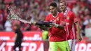 Kiper Benfica, Ederson Moraes, merayakan keberhasilan meraih gelar Piala Portugal usai mengalahkan Victoria SC di Stadion Luz, Lisbon, Sabtu (13/5/2017). (AFP/Miguel Riopa)