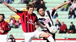 Gelandang AC Milan, Johann Vogel (kiri) berebut bola dengan gelandang Udinese, Vincent Candela pada laga Liga Italia 2005/2006 di Friuli Stadium, Udine (19/3/2006). Johann Vogel yang telah pensiun pada Maret 2012 didatangkan AC Milan dari PSV Eindhoven pada awal musim 2005/2006. Hanya bertahan semusim, ia total tampil dalam 22 laga dengan torehan 1 assist. Bersama Timnas Swiss ia mengoleksi 94 caps dengan torehan 2 gol. (AFP/Paco Serinelli)
