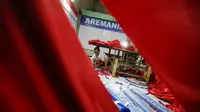 Aremania mengusung semangat kesatuan suporter untuk sepakbola Indonesia merancang dan membuat bendera Merah Putih terbesar di Dunia bertempat di Lapangan Futsal  Tangerang, Selasa (13/10/2015). (Bola.com/Nicklas Hanoatubun)